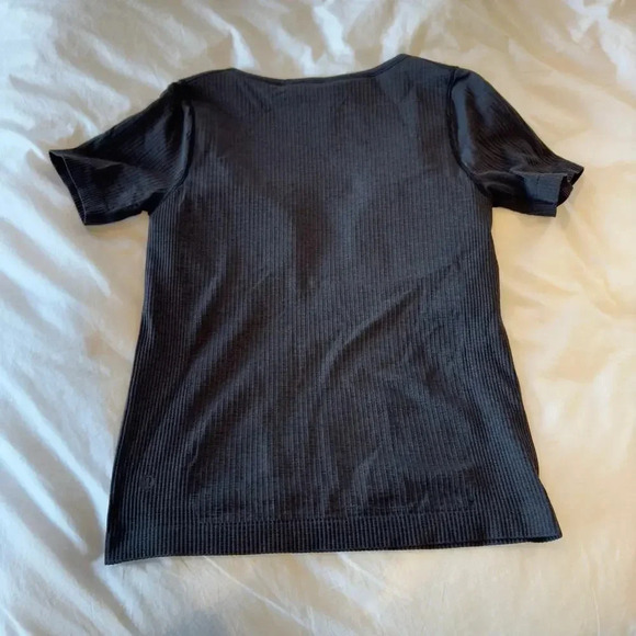 Lululemon Black Ebb to Street Short Sleeve Shirt in Black Size 10 - Picture 4 of 5